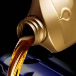 Как правильно заменить масло в двигателе?